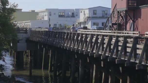 Pengendara Sepeda Mengendarai Sepeda Atas Jembatan Kayu Tua — Stok Video