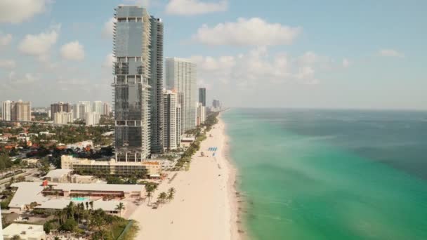Strandpromenade Mit Drohne Über Dem Meer Und Sand Mit Hochhäusern — Stockvideo