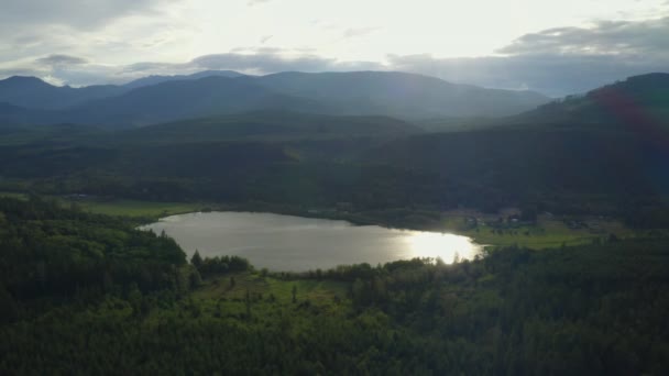 Sjö Omgiven Vintergröna Träd Och Skog Med Berg Bakgrunden — Stockvideo