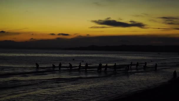 Gruppe Von Fischern Silhouette Die Bei Sonnenuntergang Große Fischernetze Ufernähe — Stockvideo