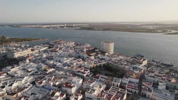 Ayamonte Hiszpania Orbitowanie Nad Tradycyjnymi Białymi Budynkami Nad Morzem Widok — Wideo stockowe