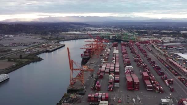 Αεροφωτογραφία Του Λιμανιού Στην Tacoma Washington Cloudy Day Drone Shot — Αρχείο Βίντεο