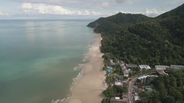 在高昌设有度假胜地 丛林和海滩的热带岛屿村的空中升空拍摄 — 图库视频影像