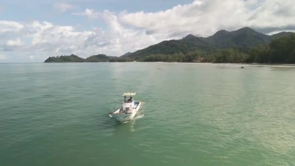 Pequeña Lancha Pesca Costa Isla Tropical Tailandesa Con Montañas Cielo — Vídeo de stock