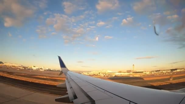 Časová Prodleva Při Vzletu Letiště Denveru Částečně Zamračeném Časném Ránu — Stock video