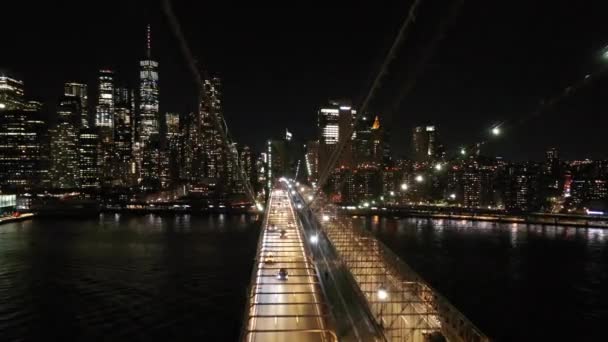 ブルックリン ハイブリッド サスペンションとケーブル ステイ ブリッジを夜のマンハッタン スカイラインより下へ — ストック動画