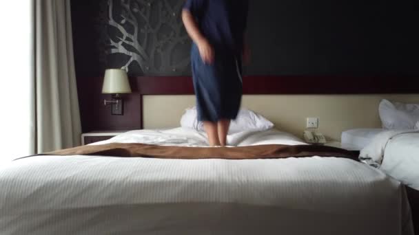 Happy Boy Springen Hotel Bed Voor Verwelkomt Vakantie Vakantie Concept — Stockvideo