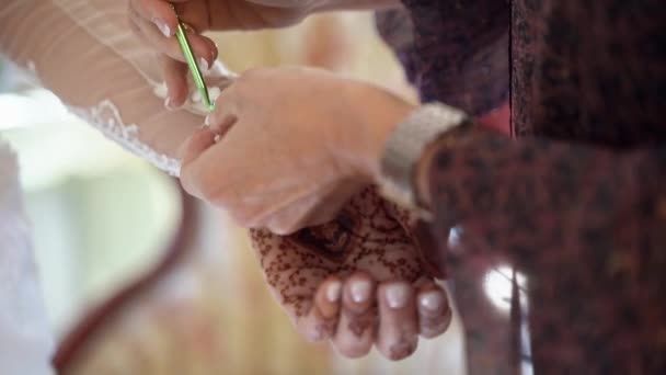 Kobieta Dostosowuje Panny Młode Rękawy Sukni Ślubnej Slow Motion Ślub — Wideo stockowe