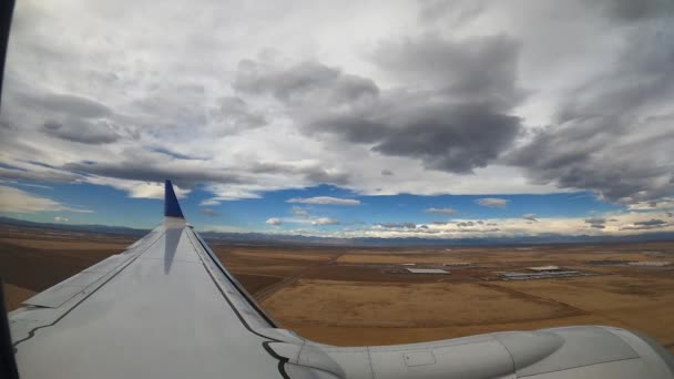 Mendarat Bandara Internasional Denver Pada Hari Yang Sebagian Berawan Colorado — Stok Video