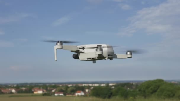 Quadcopter Consument Drone Vliegen Langzaam Boven Groen Voorstedelijk Landschap Zonnige — Stockvideo