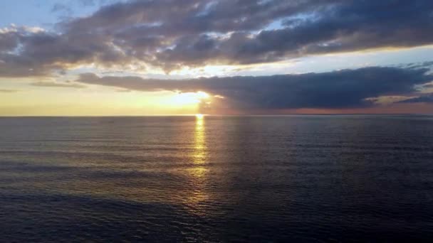 Inclinaison Aérienne Vers Haut Pour Révéler Coucher Soleil Sur Mer — Video