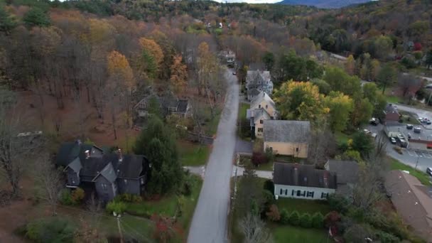 ニューハンプシャー州サナピーの航空写真 秋の色の道路や住宅 ドローンショット — ストック動画