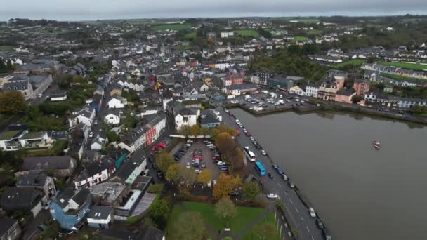 アイルランドのコルク郡キンセールの航空写真 曇りの秋の日にブランドン川のダウンタウンとベイ ドローンショット — ストック動画
