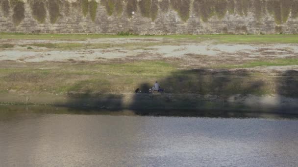 Hombre Pescando Cerca Río Tranquilo Tarde — Vídeos de Stock