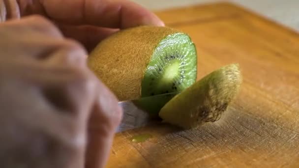 Corte Deliciosas Fatias Kiwi Uma Tábua Madeira Fecha Fruta Kiwi — Vídeo de Stock
