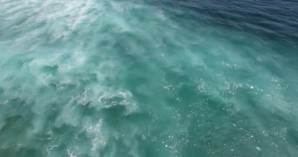 Vista Aerea Sul Mare Delle Onde Blu Dell Oceano Che — Video Stock