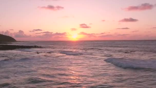 Prachtige Zonsondergang Aan Zee Met Golven Intense Gele Zon Roze — Stockvideo