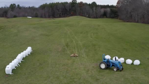 Mosca Aérea Sobre Fazenda Que Inclui Trator Azul Fardos Feno — Vídeo de Stock