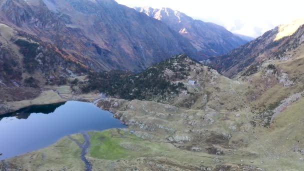 Lac Espingo Jezero Mezi Zasněženými Štíty Haute Garonne Pyrnes Francie — Stock video