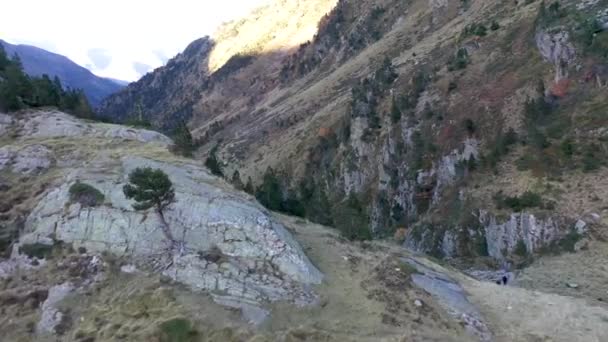 Turisté Val Arrouge Potoka Kaňon Vedoucí Lac Espingo Horské Jezero — Stock video