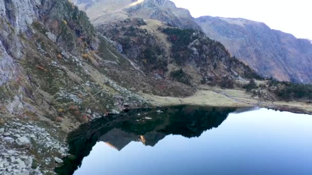 Lac Espingo Que Refleja Lago Montaña Situado Haute Garonne Pyrnes — Vídeo de stock