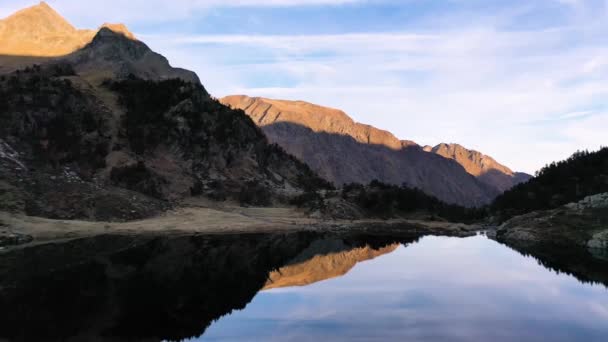 Odrážející Klid Lac Espingo Jezero Haute Garonne Pyrnes Hory Francie — Stock video