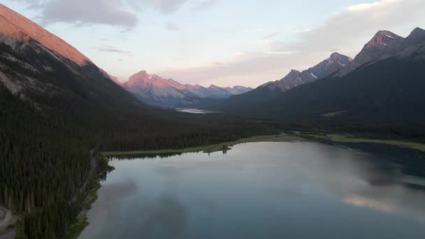 Drone Aérien Pris Beau Lac Arbre Vert Pied Chaîne Montagnes — Video