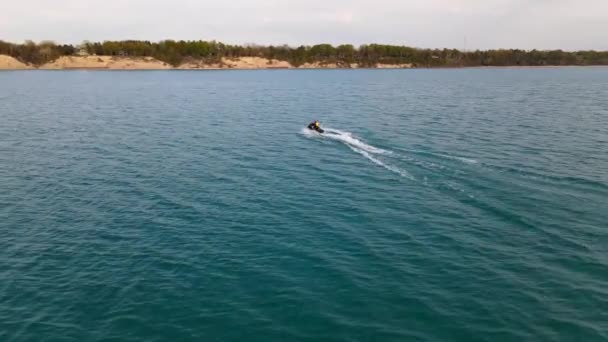 Luchtfoto Van Een Waterscooter Beweging Blauw Water Genieten Van Prachtige — Stockvideo