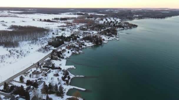 Letecký Pohled Hlavní Silnici Procházející Přes Krásné Malé Město Kanadě — Stock video