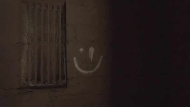 Aufnahme Einer Heruntergekommenen Mauer Schummrigen Licht Auf Die Ein Geheimnisvoll — Stockvideo