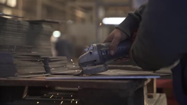 Close Shot Van Industriële Arbeider Met Behulp Van Slijpmachine Fabriek — Stockvideo