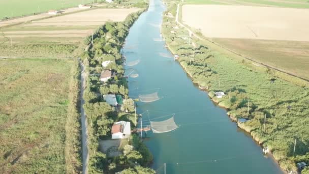 Nehirdeki Balıkçı Kulübelerinin Havadan Görüntüsü Lido Dante Fiumi Uniti Ravenna — Stok video