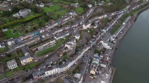 アイルランドのコブ町 ベイフロント 生の家や通りの空中ビュー ドローンショットの傾きを明らかに — ストック動画