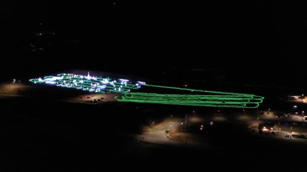 一架无人驾驶飞机飞越灯光显示屏 — 图库视频影像