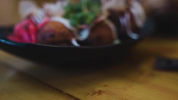 Takoyaki Tahta Masa Öğle Yemeği Zamanı — Stok video