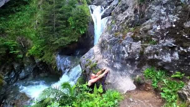 Hombre Blanco Pelo Corto Sube Una Roca Junto Una Cascada — Vídeos de Stock