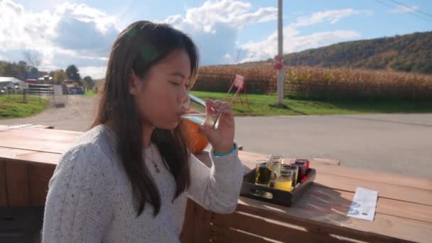 Çekici Genç Asyalı Kadın Sert Elma Şarabı Içiyor — Stok video