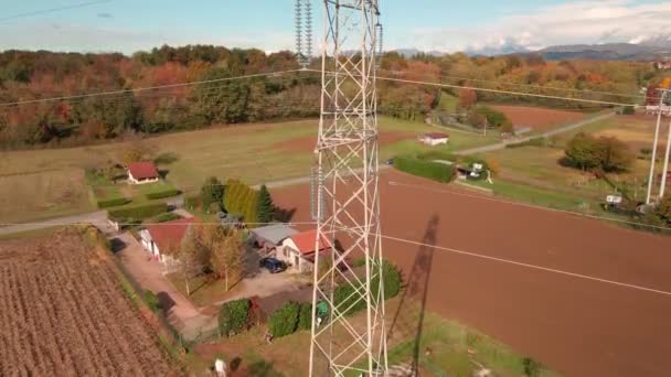 在有森林的农村田边 有架空电线的输电塔 空中升空 — 图库视频影像