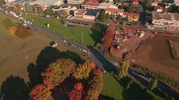 Skrzyżowanie Ruchem Pobliżu Placu Budowy Obrzeżach Wsi Jesienią Dron Powietrzny — Wideo stockowe