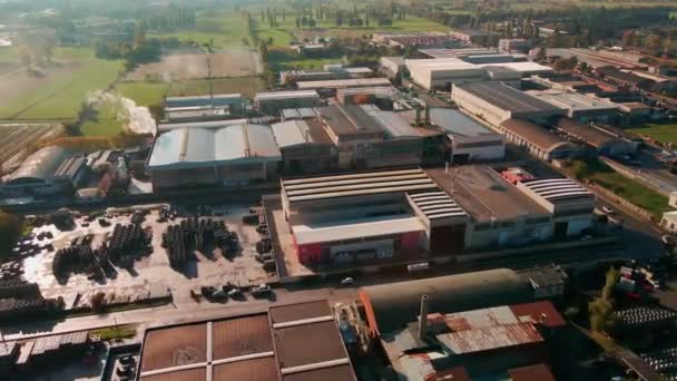 Sanayi Bölgesindeki Fabrika Depo Binalarının Çatıları Güneşli Bir Günde Bacadan — Stok video