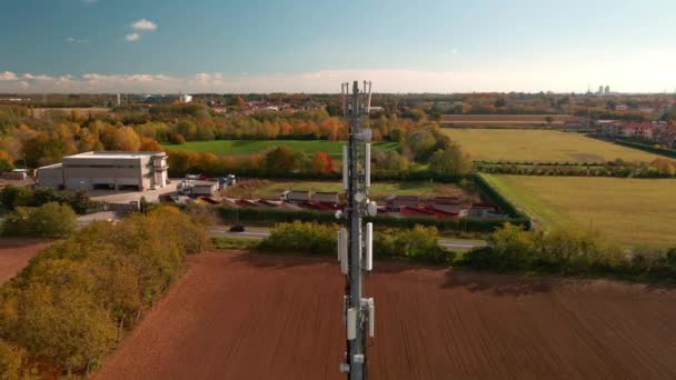 秋の間 田舎の郊外のフィールドにある電気通信塔の映画撮影 航空軌道 — ストック動画