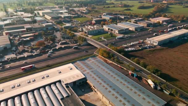 Dagtid Trafik Vägen Mellan Industribyggnader Norra Italien Antenner — Stockvideo