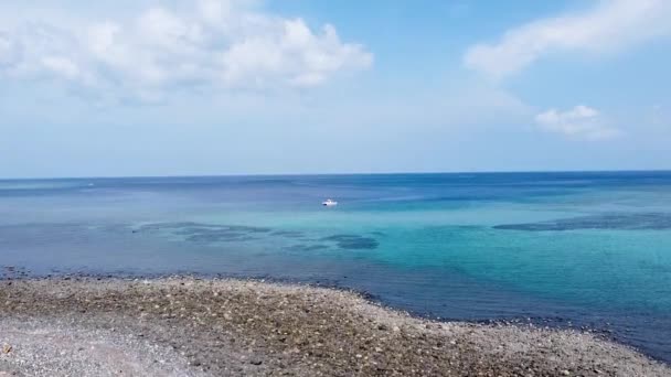 Sorgendo Una Barca Motore Solo Oceano Cristallino Turchese Remoto Paradiso — Video Stock