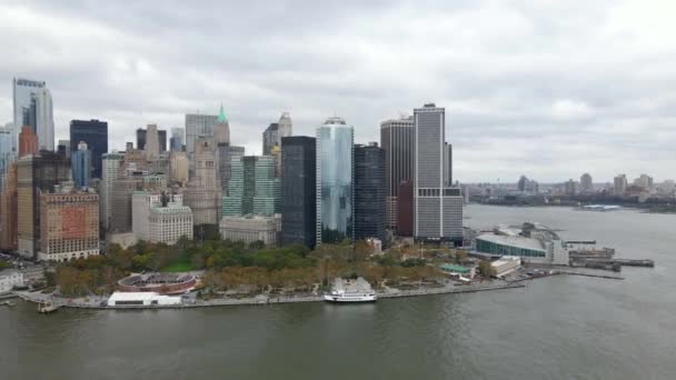 Manhattan Ufuk Çizgisinin Hava Görüntüsü Karanlık Bulutlu Bir Gün New — Stok video
