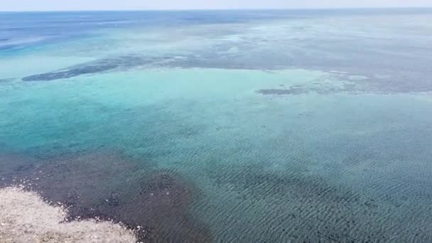 Drone Aéreo Subindo Sobre Bela Água Azul Turquesa Cristalina Recife — Vídeo de Stock