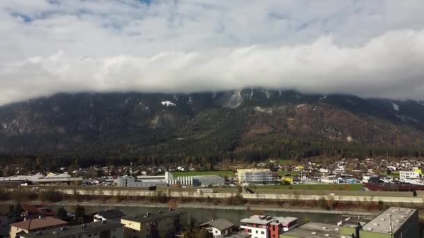Drone Voa Sobre Brixlegg Tirol Montanhas Com Nuvens Rio Inn — Vídeo de Stock