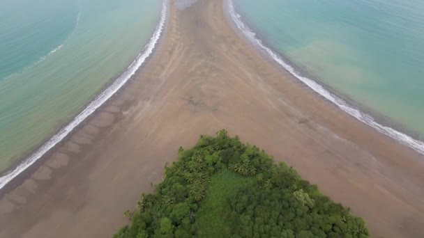 无人驾驶飞机在哥斯达黎加海岸的鲸尾海滩上空盘旋 — 图库视频影像
