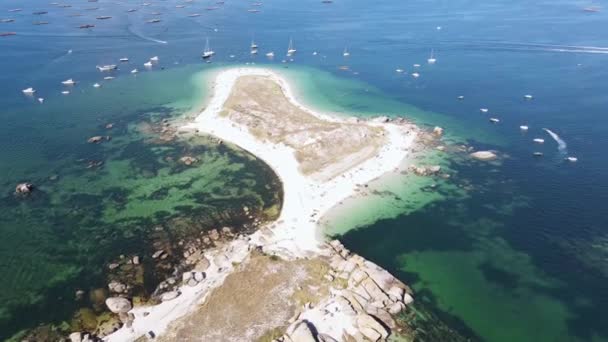 ガリツィア ポンテベドラ スペインの岩と緑の澄んだ水の中の砂の島と漁船の空中ドローンビデオ — ストック動画