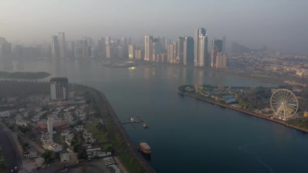 Veduta Drone Del Lago Khalid Sharjah Con Skyline Della Città — Video Stock