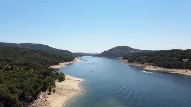 Luftaufnahme Einer Wunderschönen Natürlichen Seenlandschaft Stausee San Juan Madrid Einem — Stockvideo